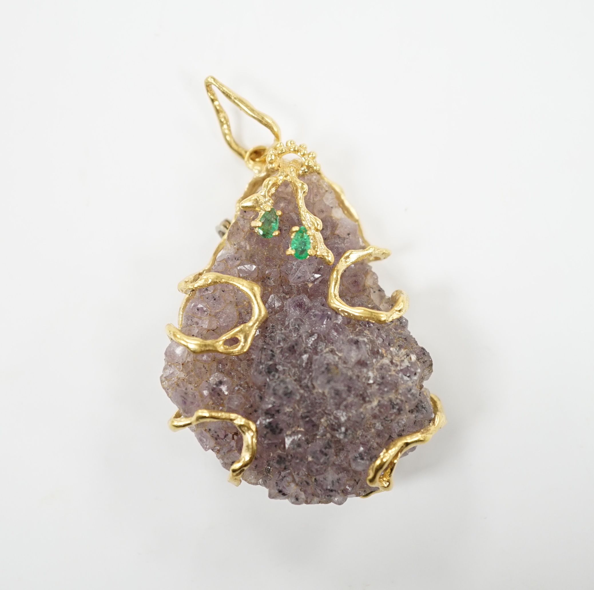 A 20th century Italian 750 yellow metal and two stone emerald mounted amethyst geode pendant brooch, overall 57mm.